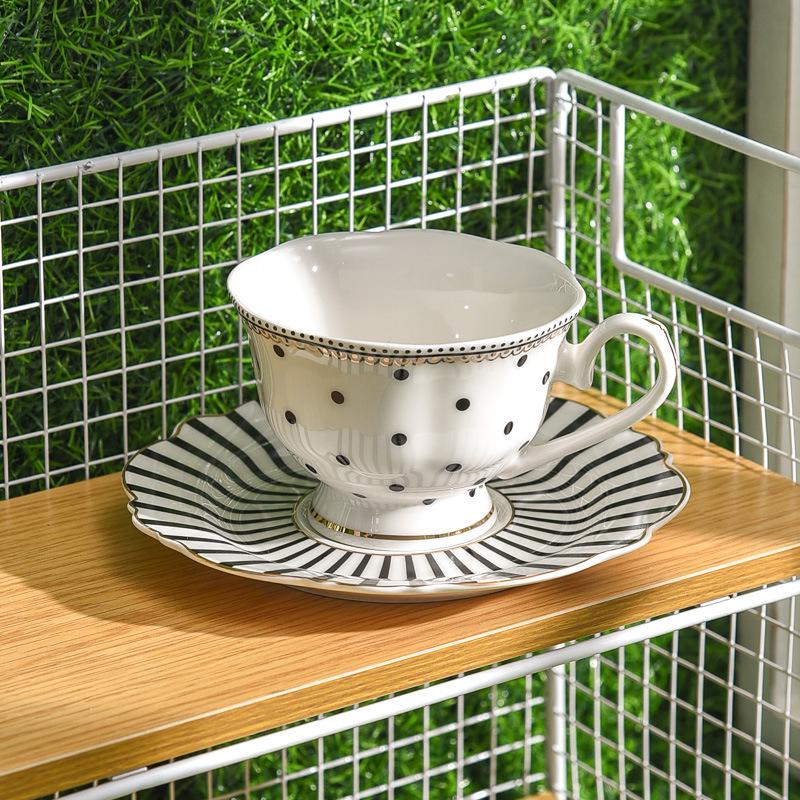 

Creative Personalized Ceramic Coffee Cup and Saucer Set - Light Luxury Latte Art for Couples 220ml