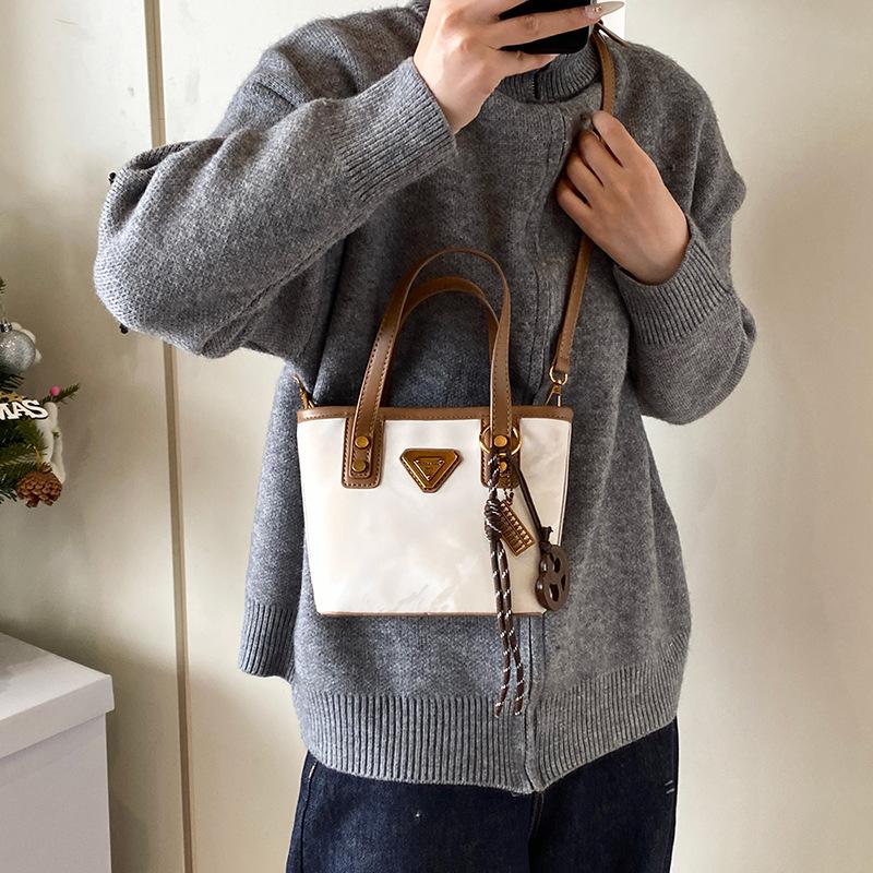 

2025 новая сумка для отдыха и поездок на работу большой вместимости женская универсальная портативная сумка-тоут премиум-класса сумка через плечо 21*9*16