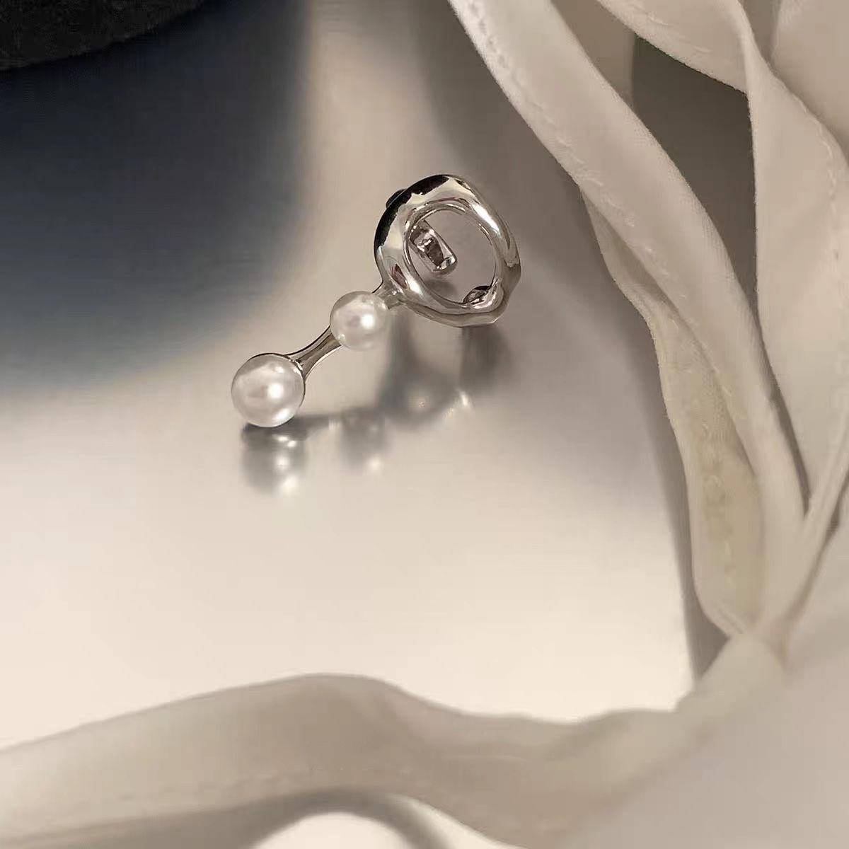 

Simple Niche Design Sense Lava Pearl Earbone Clip Earrings High Sense Personality Sweet Cool Earrings