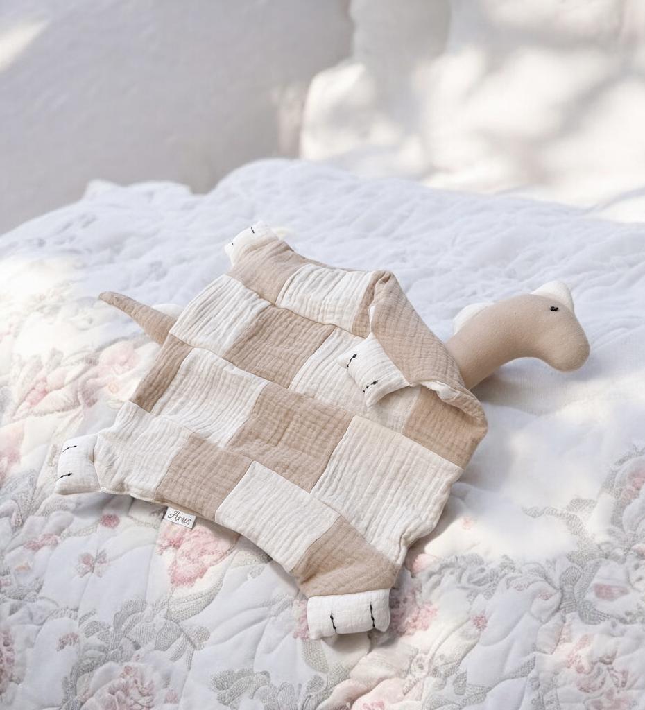 HANDMADE DINUŚ MUSLIN CUDDLY TOY (toffee)