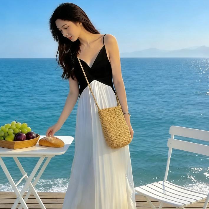 French niche black and white splicing contrasting color dark V-neck suspender dress women's summer vacation style super fairy pleated A-word long dres