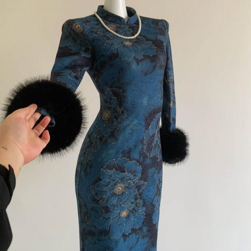 Retro New Chinese Style Autumn/Winter Velvet-Enhanced Qipao Dress - Women's Waist-Cinching Slit Long Sleeve.