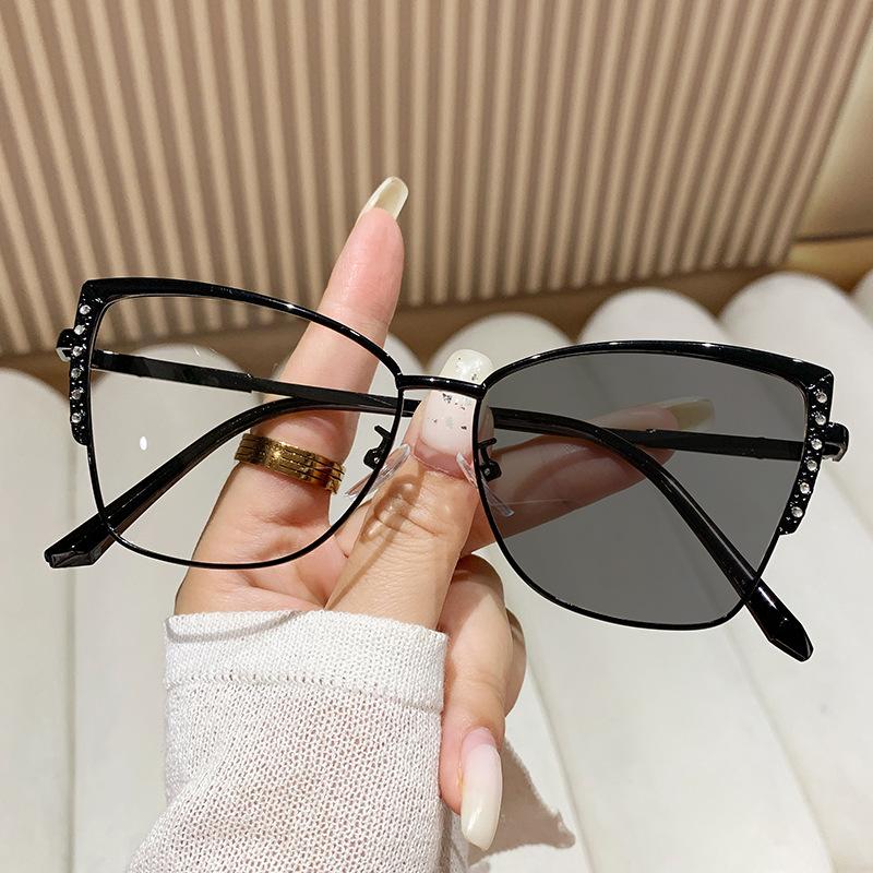 Fashion Cat Eye Glasses Ultra-Light Glasses Frame Retro Photochromic Eyeglasses Anti-Blue Light Eyewear Metal Color-Changing