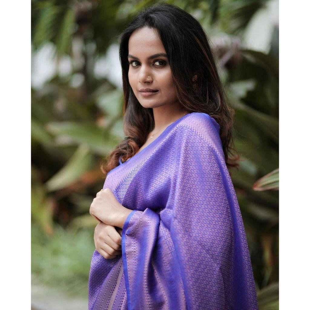 This beautiful saree is elegantly decorated with gorgeous Solid Jacquard weave that gives a perfect look to the outfit.