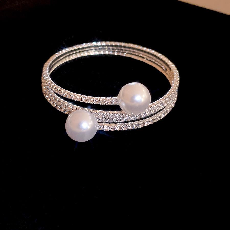 Francuska bransoletka wielowarstwowa z cyrkoniami: Elegancka bransoletka w stylu light luxury z przesadnym designem.