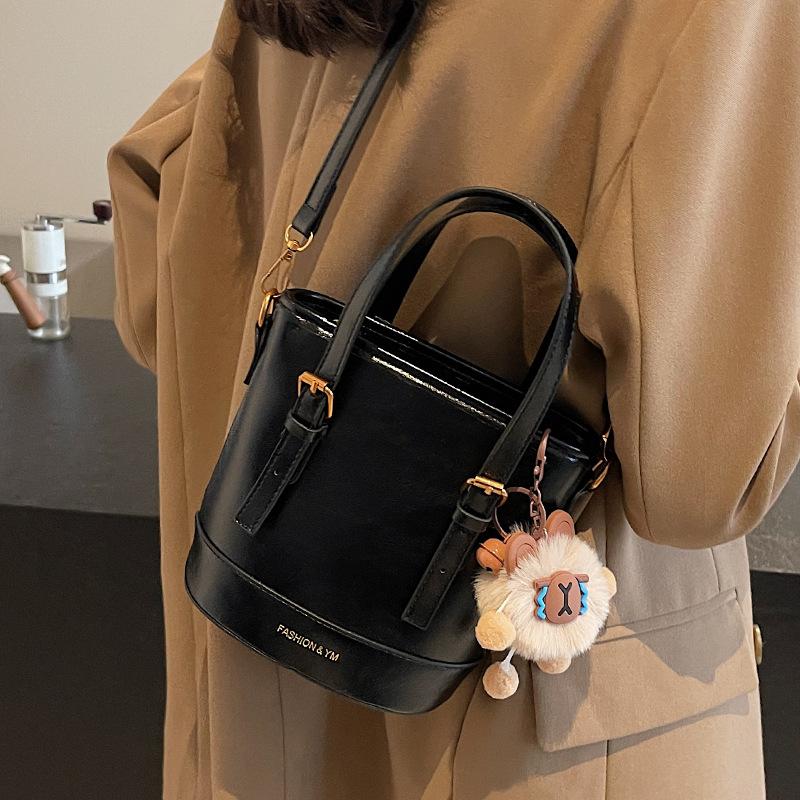 2025 New Fashion Foreign Style Korean Hand Carrying Bucket Bag Simple Casual Versatile Commuter Shoulder Messenger Bag Women