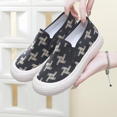 Os Novos Sapatos Femininos são Versáteis, com Solas Macias que são Respiráveis e Leves quando Usados em um Pé