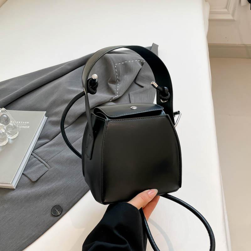 

Сумка-коробка квадратной формы премиум-класса для женщин, весна-лето 2025, новая модная и универсальная сумка-мессенджер через плечо с индивидуальным дизайном чёрный