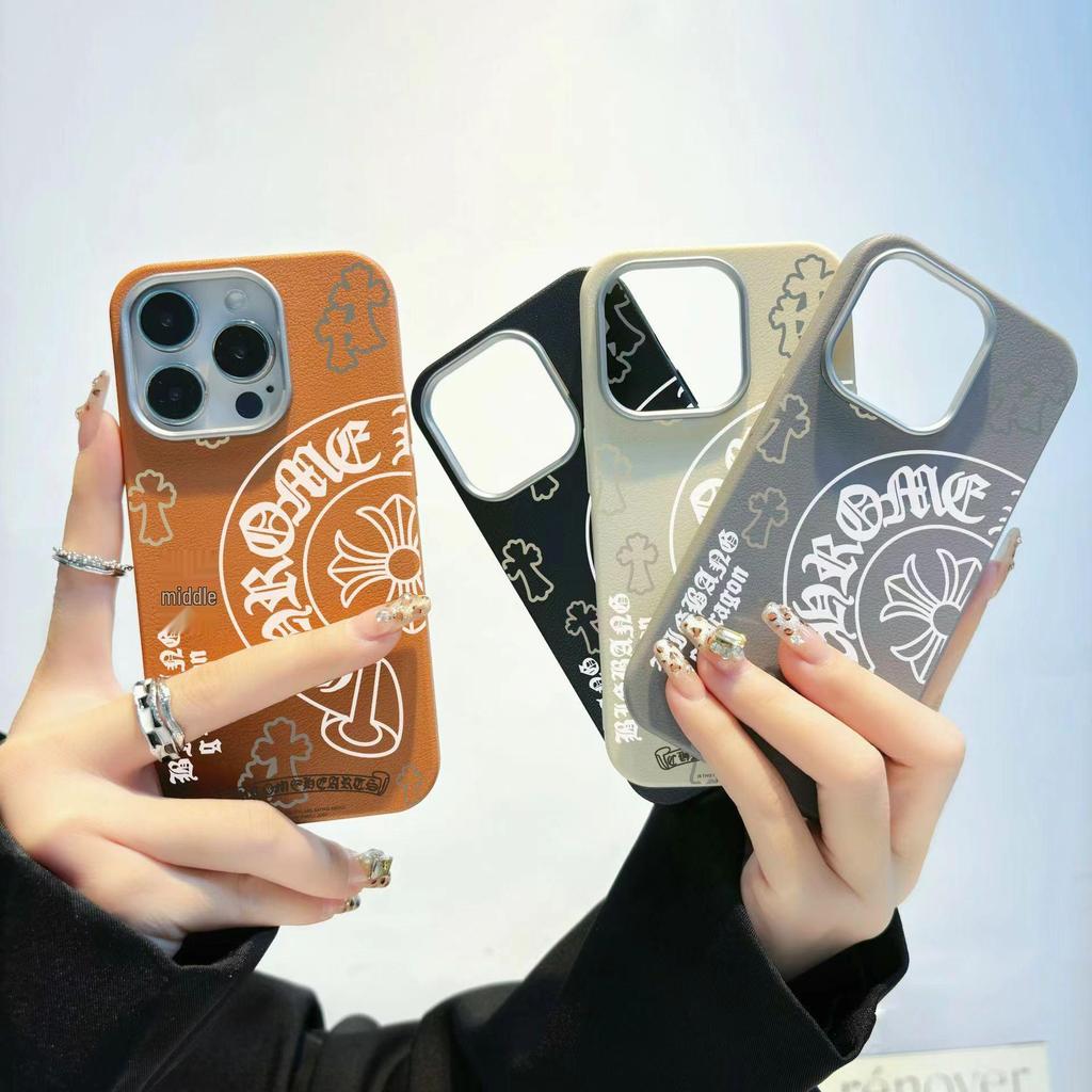 Tide Cross Ledertextur Weiche Schutzhülle für Apple 16 Pro Max & 15 Pro, Chrome Hearts Design