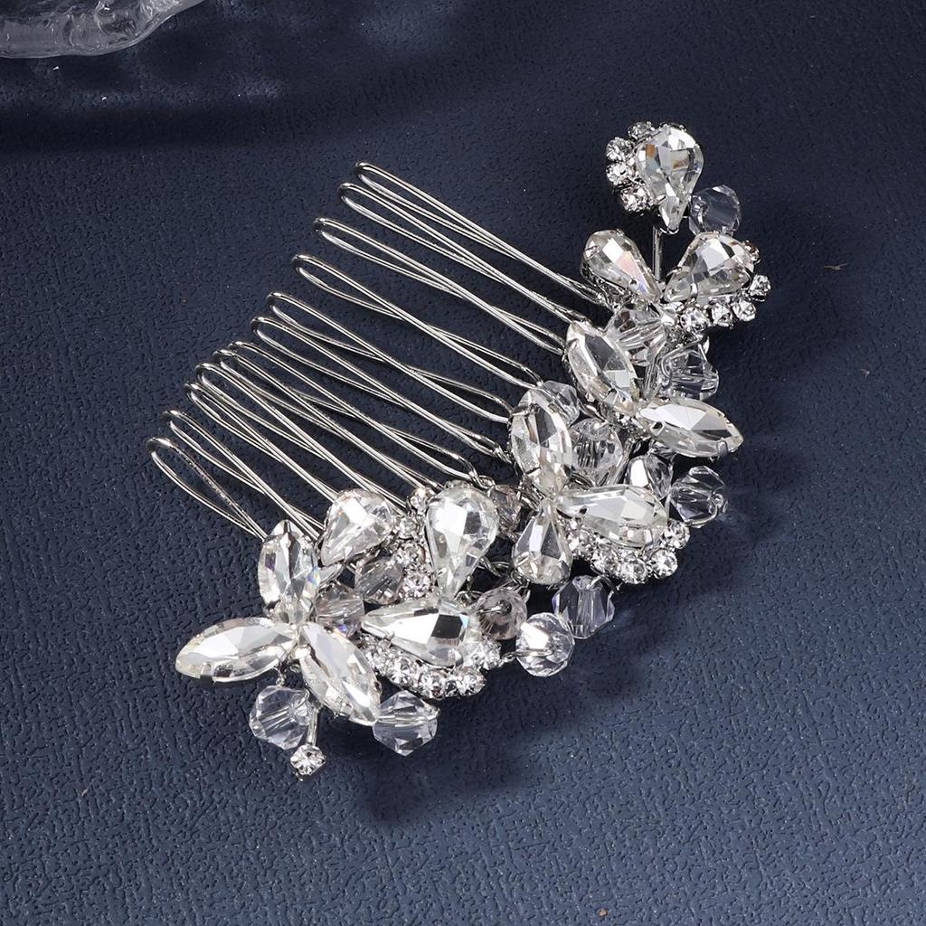 Handgefertigter Braut-Haarkamm mit Perlen, Strass und Blumen mit Blättern