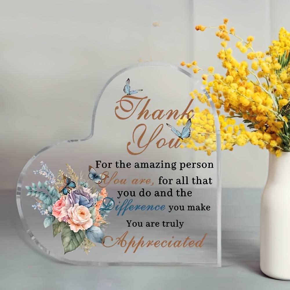 Inspirerande Citat Skrivbordsdekor - Hjärtformat Akrylplakett med Blom- och Fjärilsdesign, 'Tack för den Fantastiska Person Du Är' Uppskattning