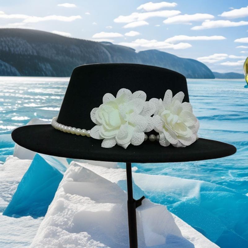 French British retro Hepburn style flower pearl imitation woolen top hat female autumn and winter face small flat top hat self-operated