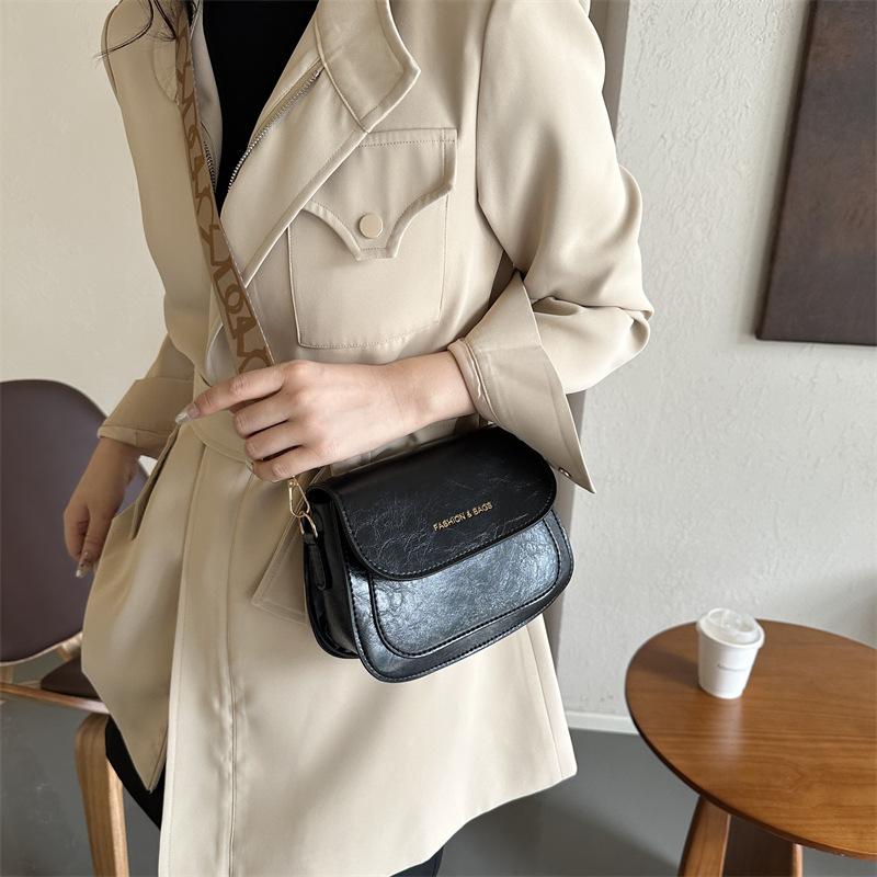 Düz renk basit gündelik retro 2025 sonbahar yeni moda trendi tek omuz çapraz askılı küçük kare kadın çantası