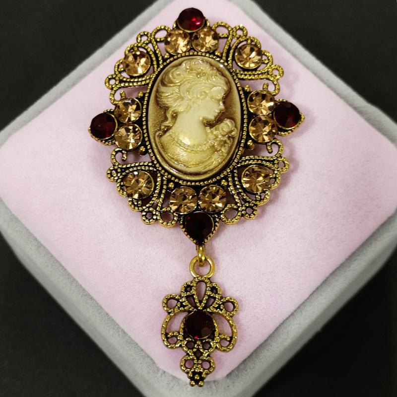 

Retro Palace Style Medieval Beauty Head Brooch Exquisite Hollow Out Alloy Embossed Pin Men Women Clothing Accessories Gift шампанського