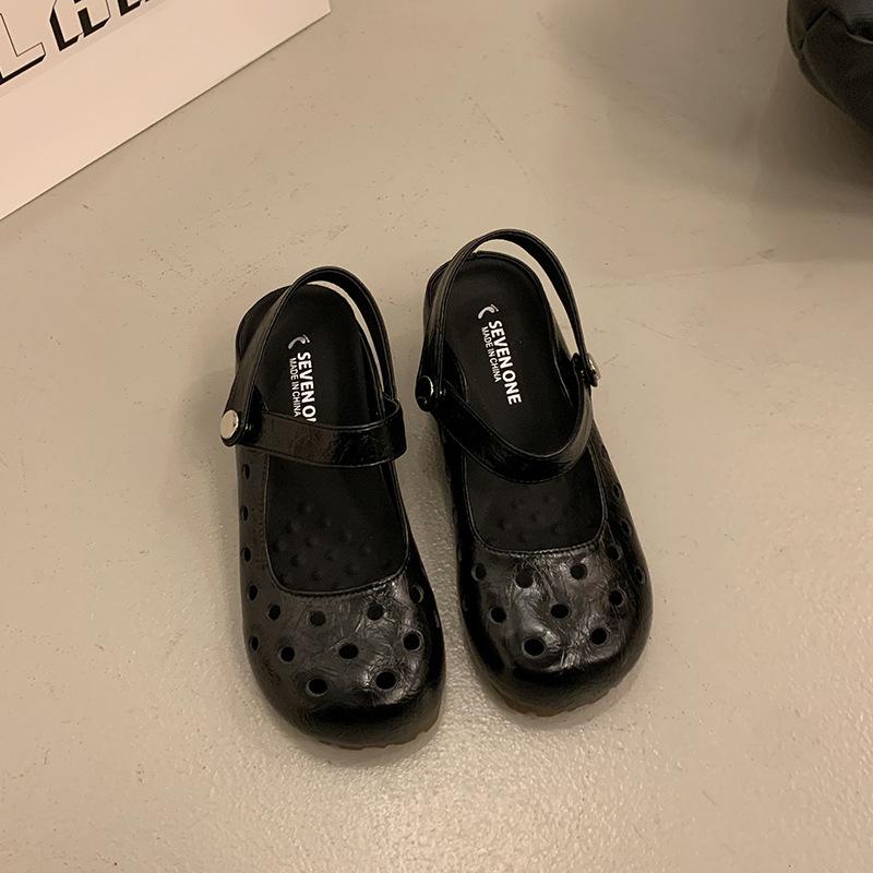 Internetová celebrita černá vnitřní zvýšená taška hlava ploché dno otvor pantofle dámské letní nošení 2025 nové retro Birkencool pantofle
