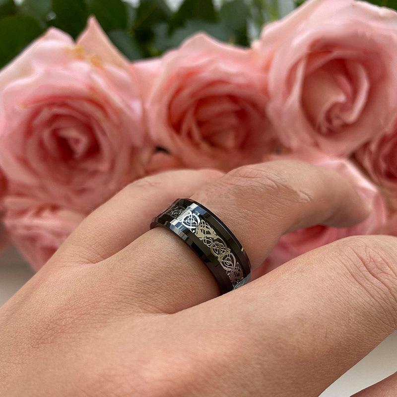 Klasický 8mm černý wolframový svatební keltský drak pro muže Módní nerezová ocel červené uhlíkové vlákno Prstenový pás