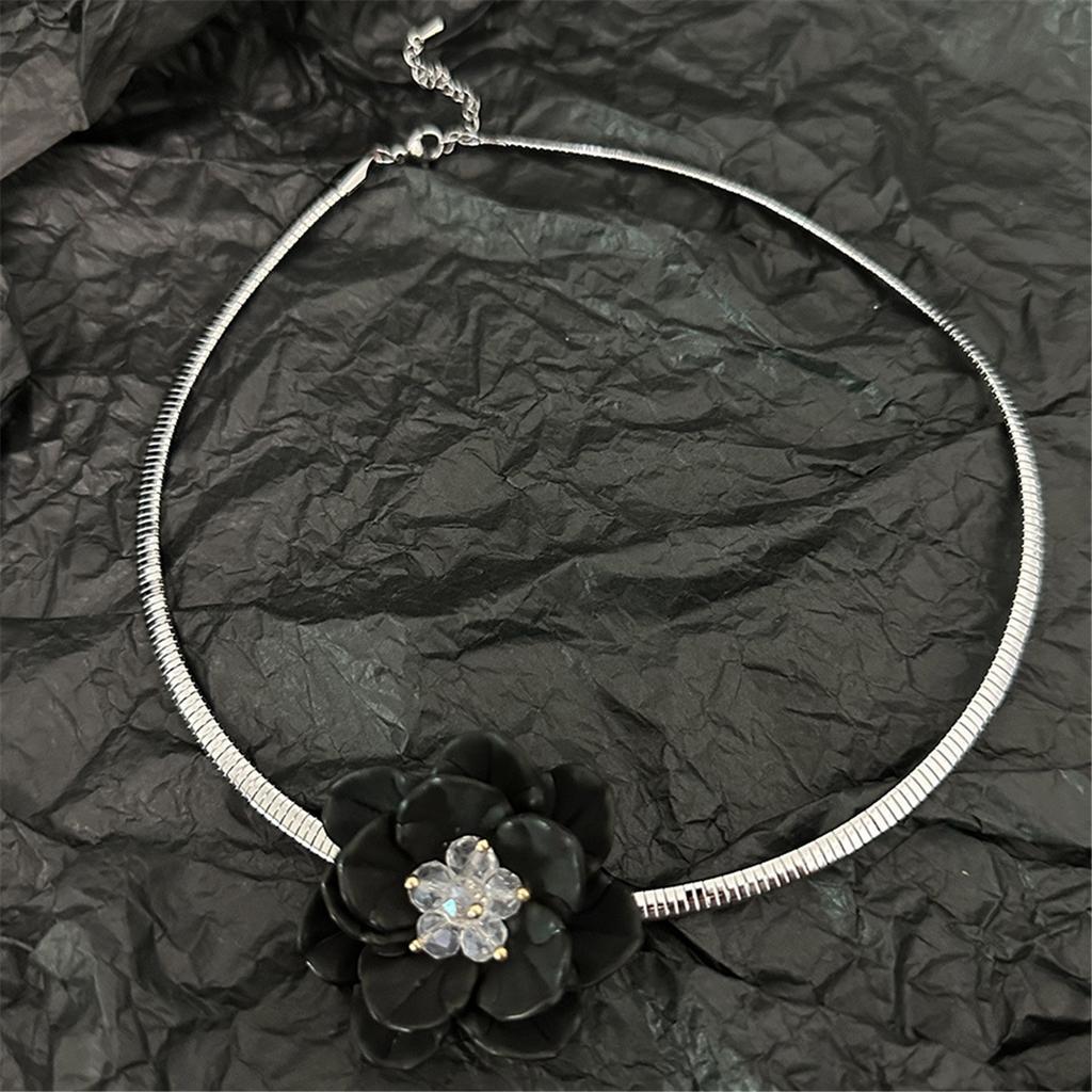 Tooxika Lüks Küçük Üç Boyutlu Siyah Çiçek Yaka Moda Yüzle Uyumlu Choker Köprücük Kemiği Kolyesi
