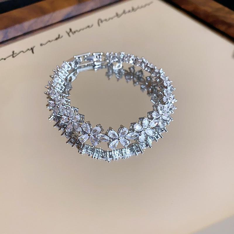 Bracciale Regolabile in Oro Vero Galvanizzato con Zir*****val Diamond, Lusso Leggero, Bracciale alla Moda di Alta Gamma, Gioiello Versatile per il Pendolarismo