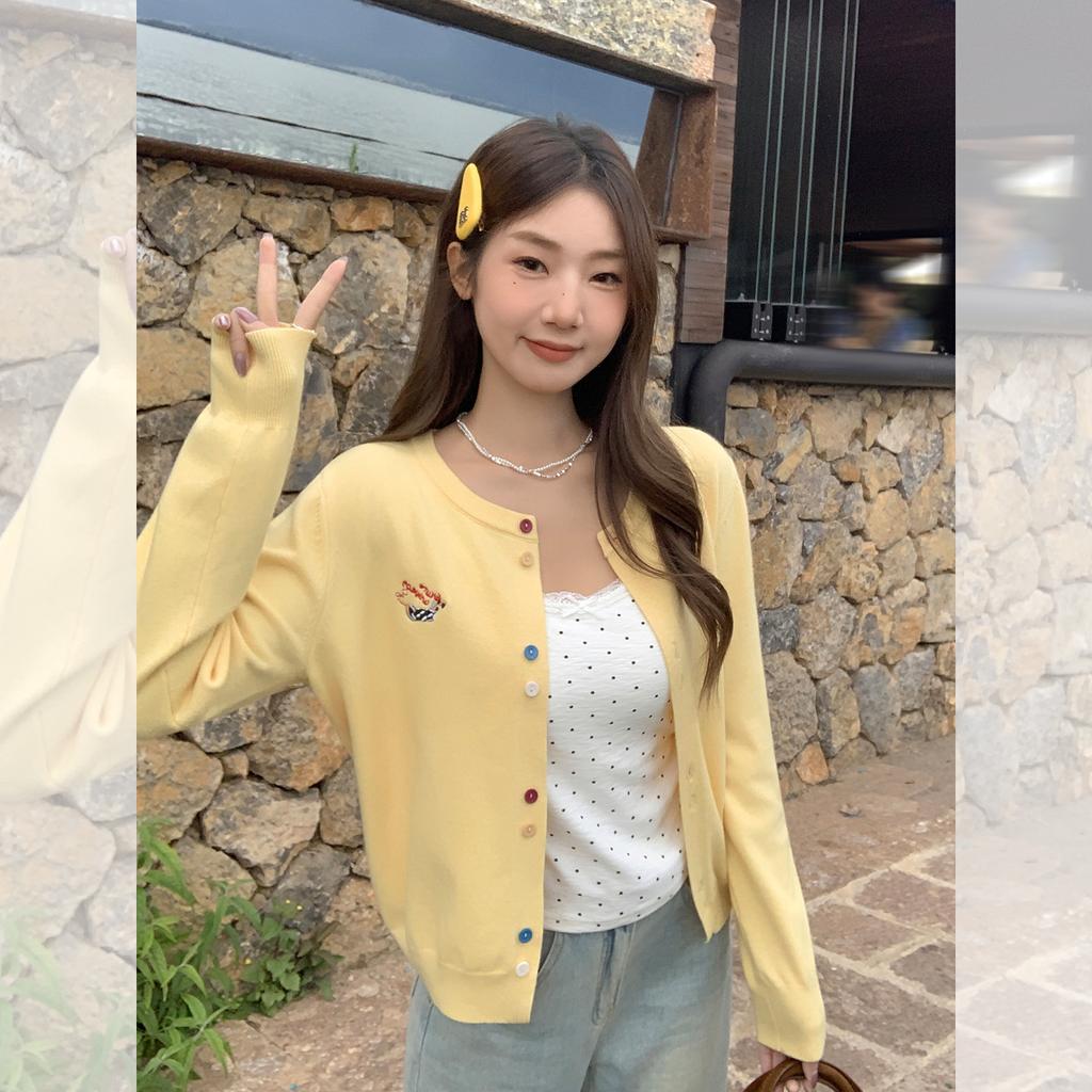 Koreanischer gelber bestickter langärmeliger Rundhals-Strickcardigan für Damen zum Tragen eines Mantels im frühen Herbst, lässiger lockerer Pullover