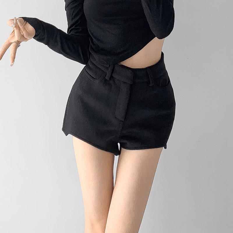 

Весняно-зимові білі вовняні шорти. Жіноча красуня. Маленька вузька сумка. Стегна. Довгі повсякденні модні широкі штани з черевиками. XL