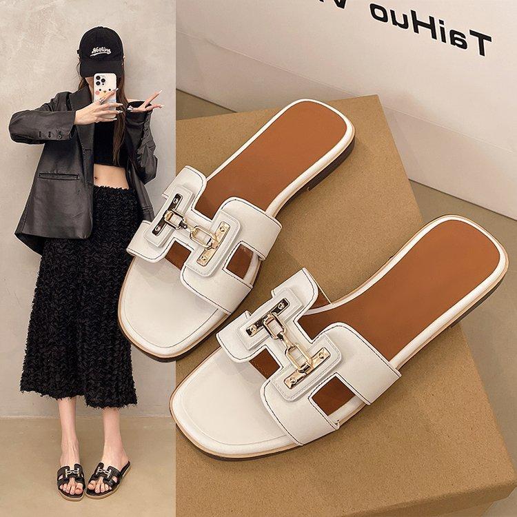 2025 Versão coreana dos novos chinelos de verão femininos moda sola plana bico quadrado chinelos frescos férias uma palavra sapatos de praia