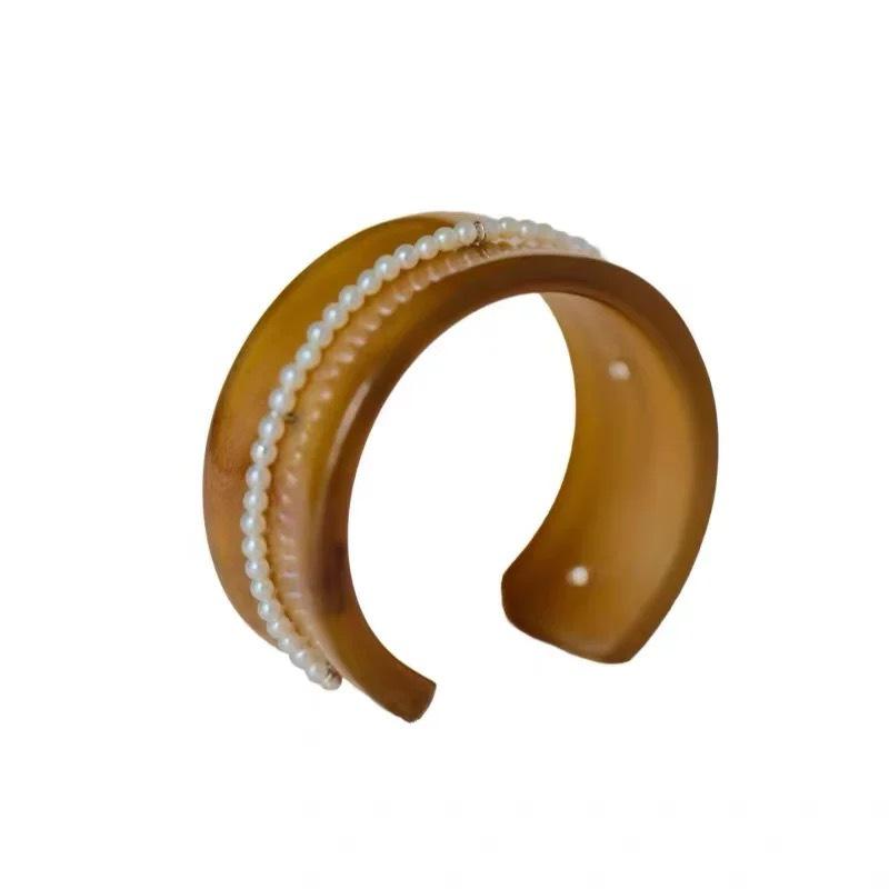 

Pearl Ram s Horn Wide Bangle: New Minimalist Niche Design, Versatile & Trendy with High-End Style.