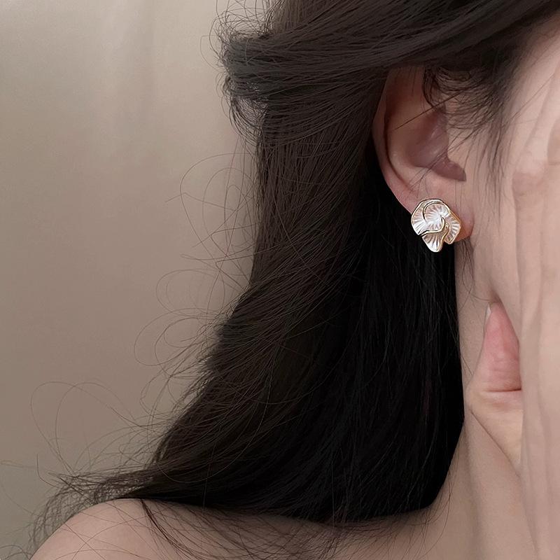 

Gentle camellia flower ear clips without ear piercings, advanced sense drop glaze earrings, French light luxury temperament stud earrings, earrings
