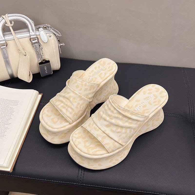 Wedge heel heel heightened thick-soled transparent one-word slippers women's shoes wear 2025 summer new fashion temperament cool slippers