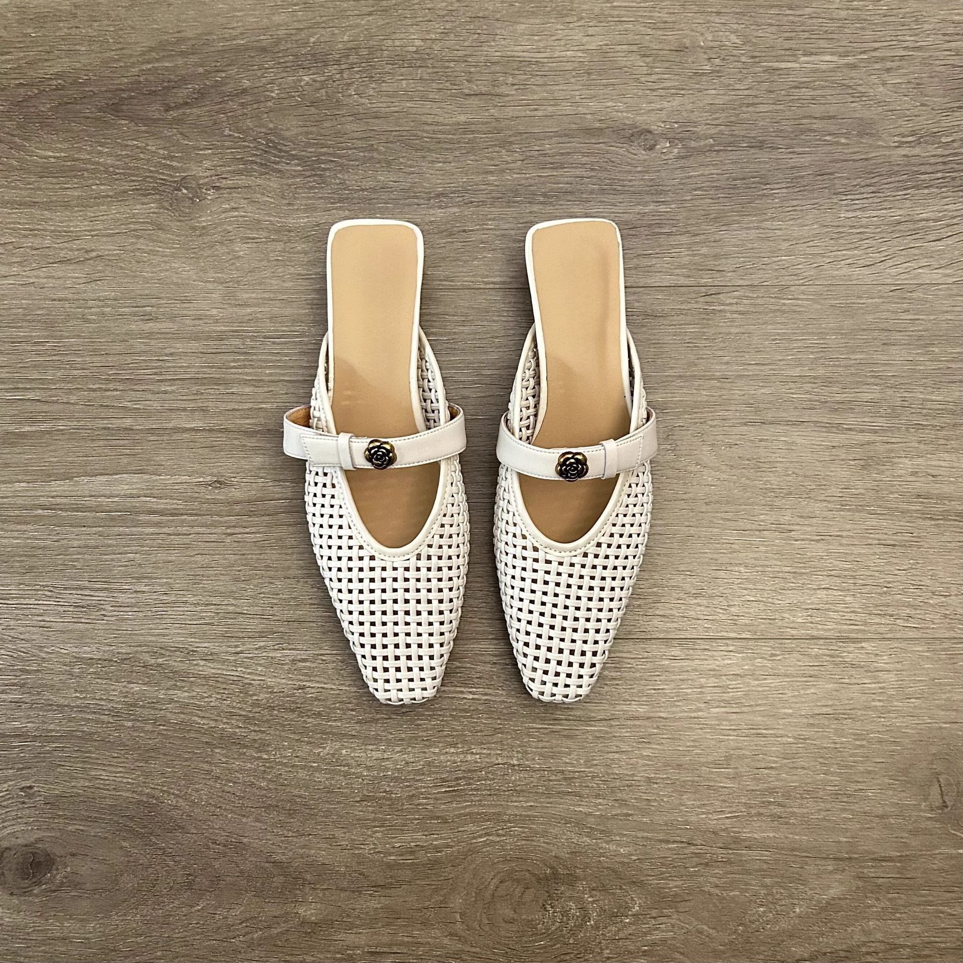 

Нишевые плетеные сандалии, сандалии с полым носком на одной пуговице, модные тапочки для работы 40