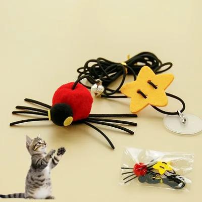 Jouet pour chat suspendu à la porte pour soulager la dépression. Corde élastique suspendue, plumes, bâton, araignée.