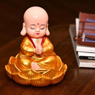 10 cm Solarbetriebene Namaste Buddha Statue | Glücksbringer | Niedliche Solar-Mönchsdekoration | Kreatives Geschenk für Zuhause, Büro oder Auto | Goldfarbenes Finish