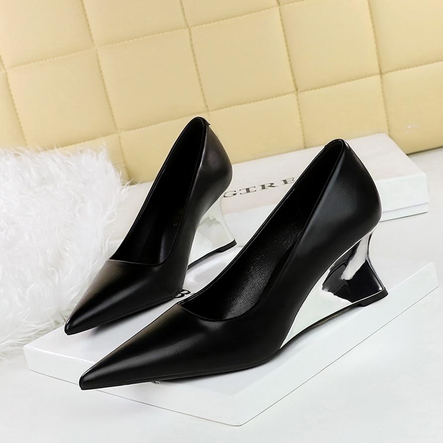Damenschuhe, Keilabsätze, High Heels, Flache, spitze Keilschuhe aus Metall, Maßgefertigte Schuhe, High Heels