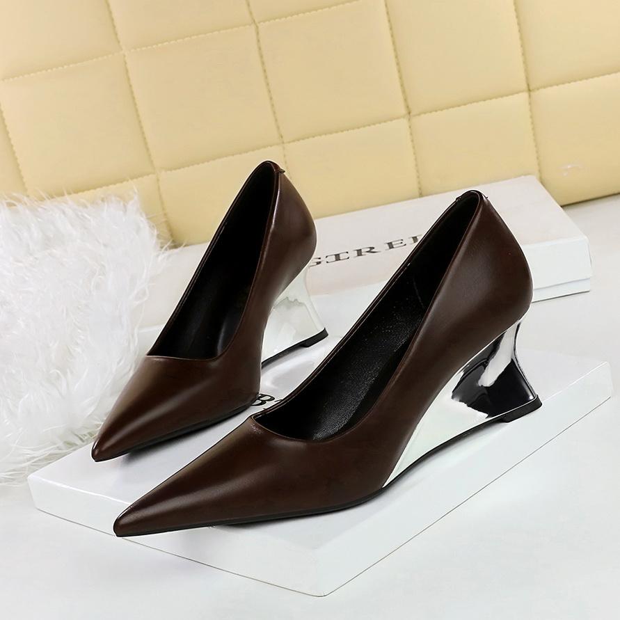 Damenschuhe, Keilabsätze, High Heels, Flache, spitze Keilschuhe aus Metall, Maßgefertigte Schuhe, High Heels