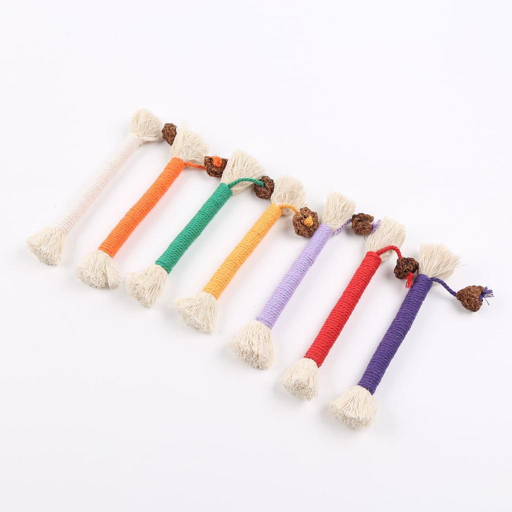 The cat bites the rope to relieve boredom and bites the toy hand rope