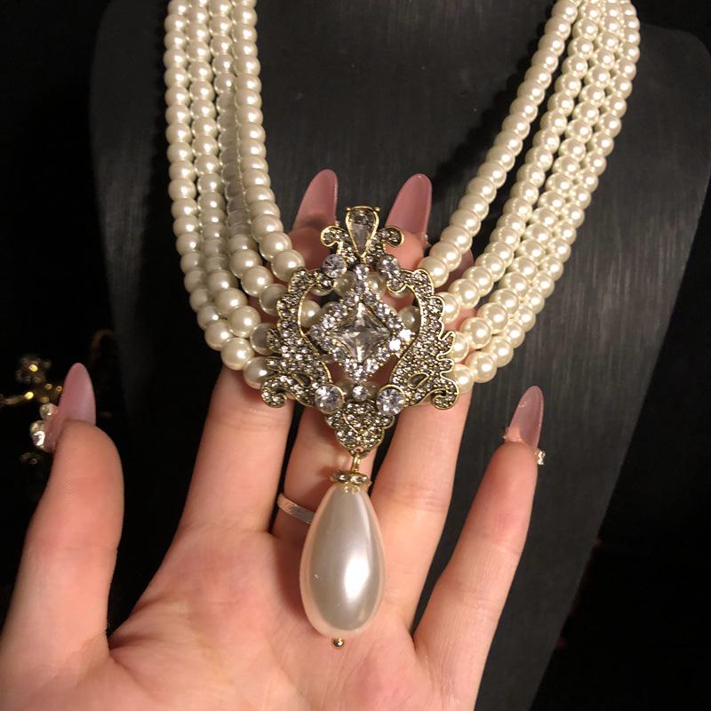 Retro Perlen- & Edelstein-Mehrschicht-Halskettenset mit goldenem Choker, Ohrsteckern, Ohrclips und Pulloverkette für Damen