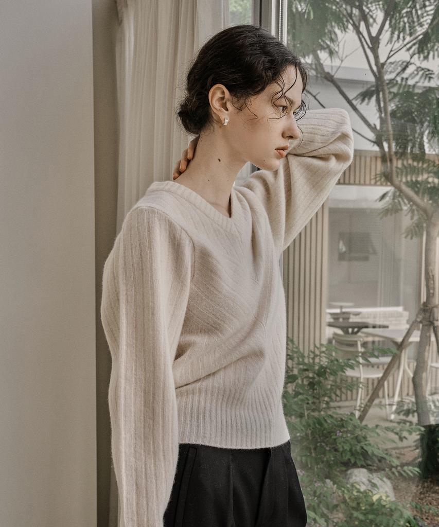 Kkeulle Ribbed V-Neck Knit Top_Ivory