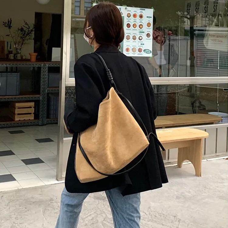 Korean Retro Plush Bucket Bag: 2023 Winter Collection, Large Capacity, Single Shoulder & Hand-Held Women's Bag