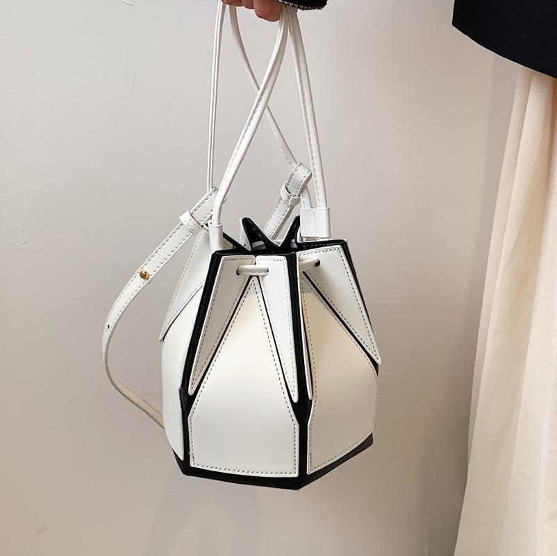 This year's popular niche folding bag women's 2025 summer new versatile messenger bag high-end portable bucket bag