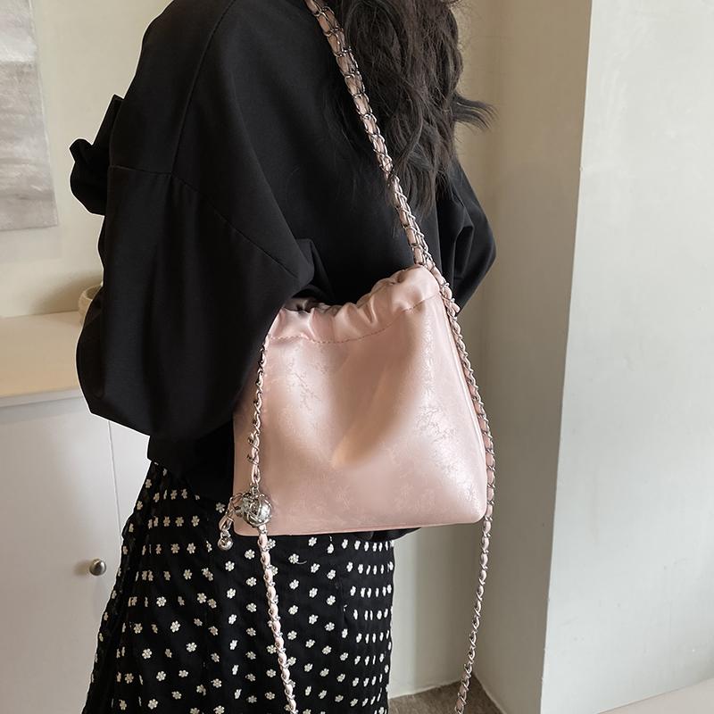 A solid color PU material shoulder bag can be crossbody, exquisite shoulder strap, fashion casual popular style, shopping