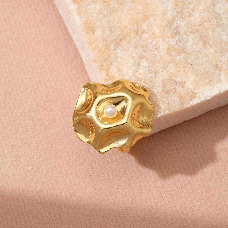

Golden Plated Irregular Hammered Open Adjustable Ring with Synthetic Pearl for Women Modern Statement Jewelry Gift resizable золотий