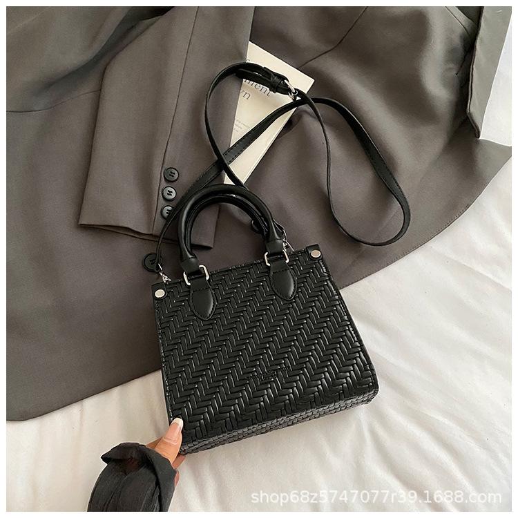 Woven bag bag women s 2025 new trendy fashion versatile handbag solid color simple retro shoulder crossbody small square bag