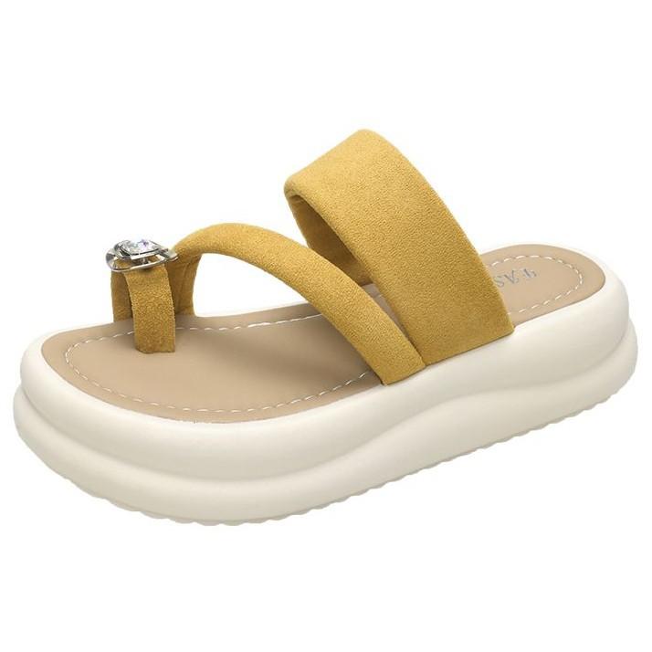 Thick-soled slippers for women's summer wear, stepping on shit 2025 new set of toe sandals, beach fashion with skirts, cool slippers for women