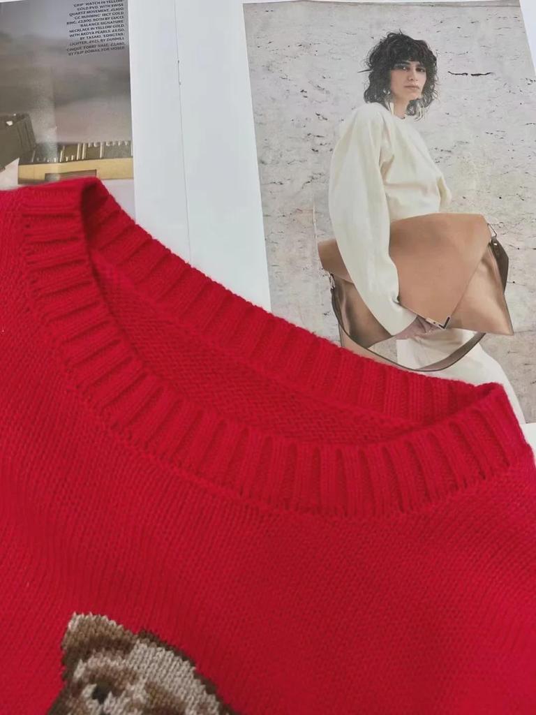 R's Klassiska Retro Röd Björn Tröja för Kvinnor – Festlig och Trendig