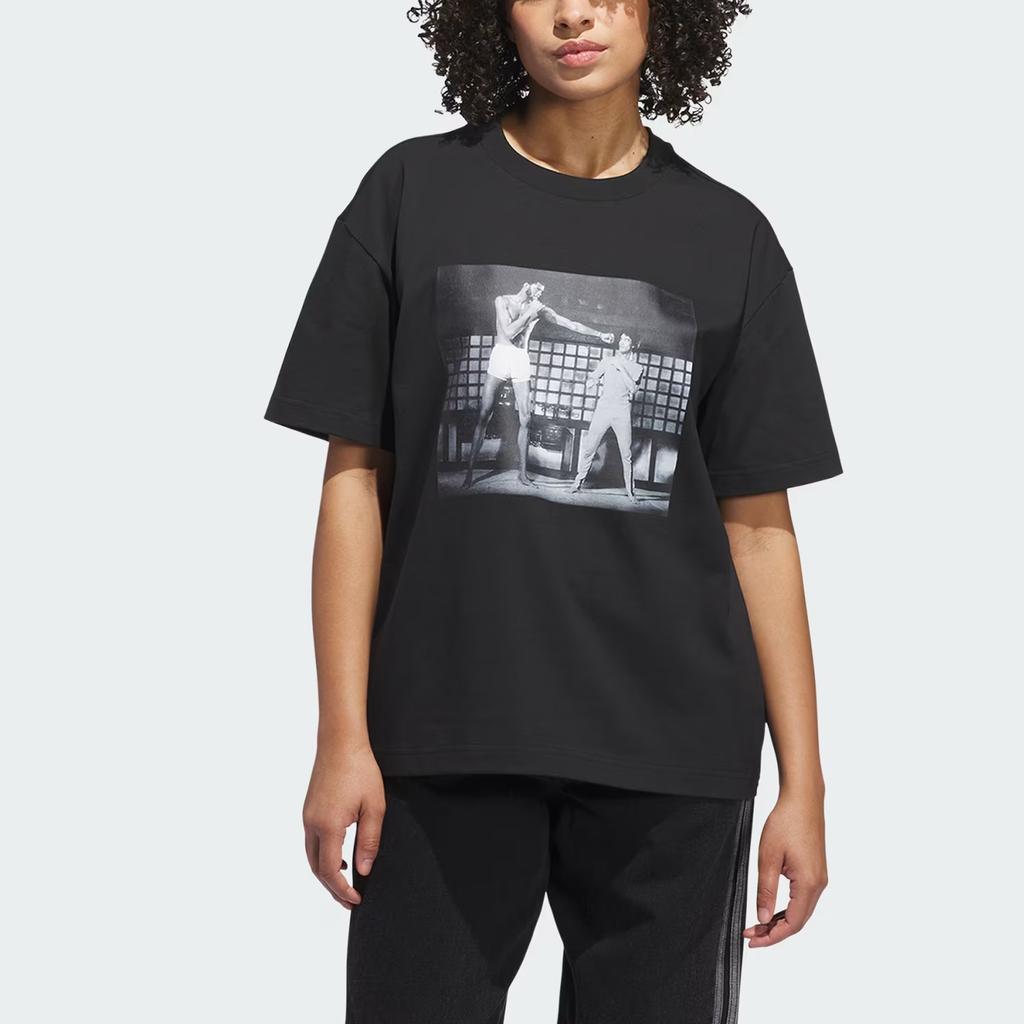 Adidas Originální grafické tričko volného střihu s krátkým rukávem a kulatým výstřihem Kareem Scoring Champ Unisex topy JZ7911