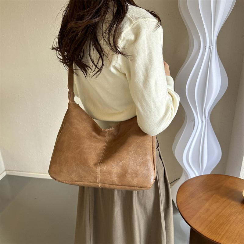 Retro Large Capacity Shoulder Bag Stylish Tote Bag For Women Trendy Design In Black And Brown