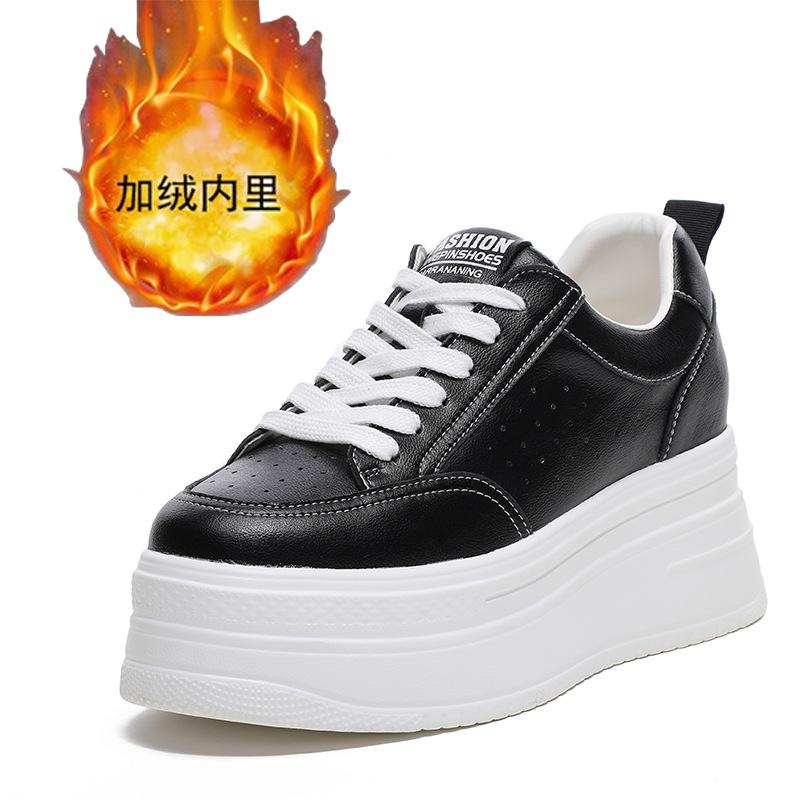 Scarpe sportive con plateau interno e suola spessa da donna primavera estate traforate traspiranti scarpe da donna di Wenzhou modelli rialzanti traspiranti rialzanti