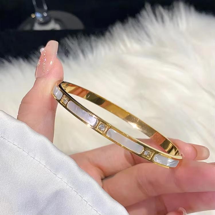 Golden Womens Bracelet Titanium Jewelry 18K Gold-plated Waterproof Rust Proof Non Color Changing Mens and Womens Couple Jewelry