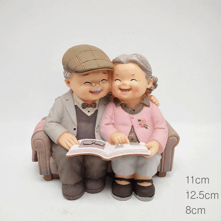 Barbarei-Valentinstag-Sweetheart-Liebhaber bleiben zusammen und überreichen ein Geschenk