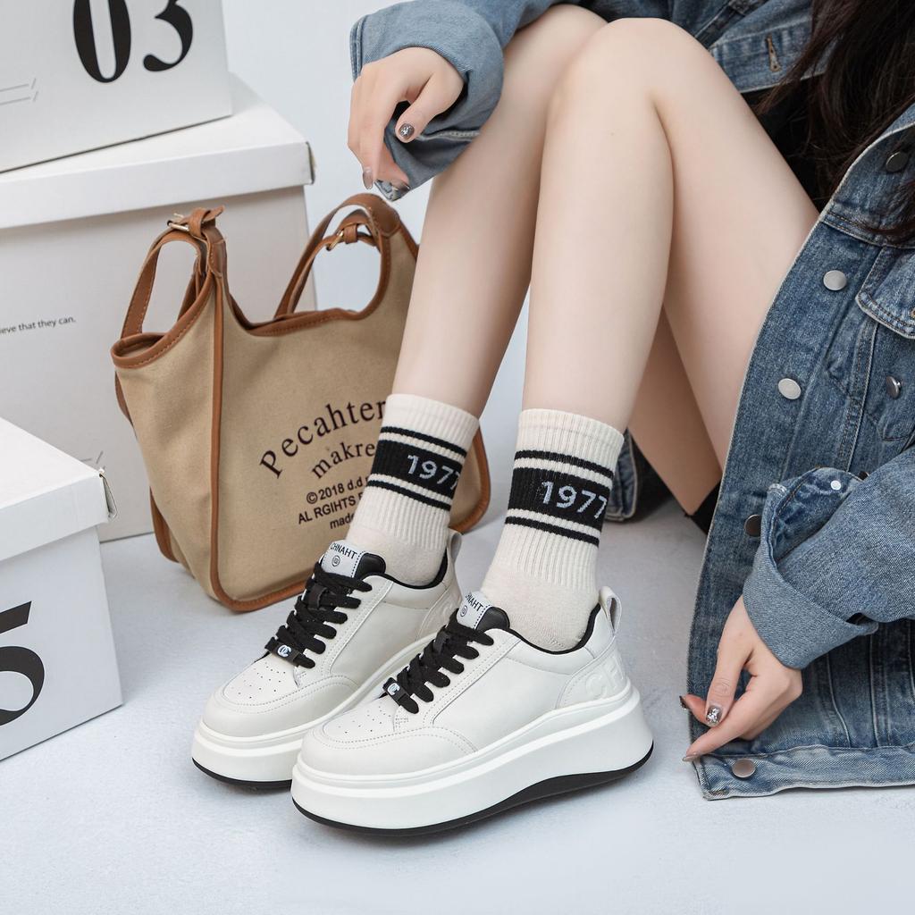 Thick-soled versatile bread Xiaoxiangfeng board shoes, new leather little white shoes in the spring of 25 years, women's sports and leisure height-i