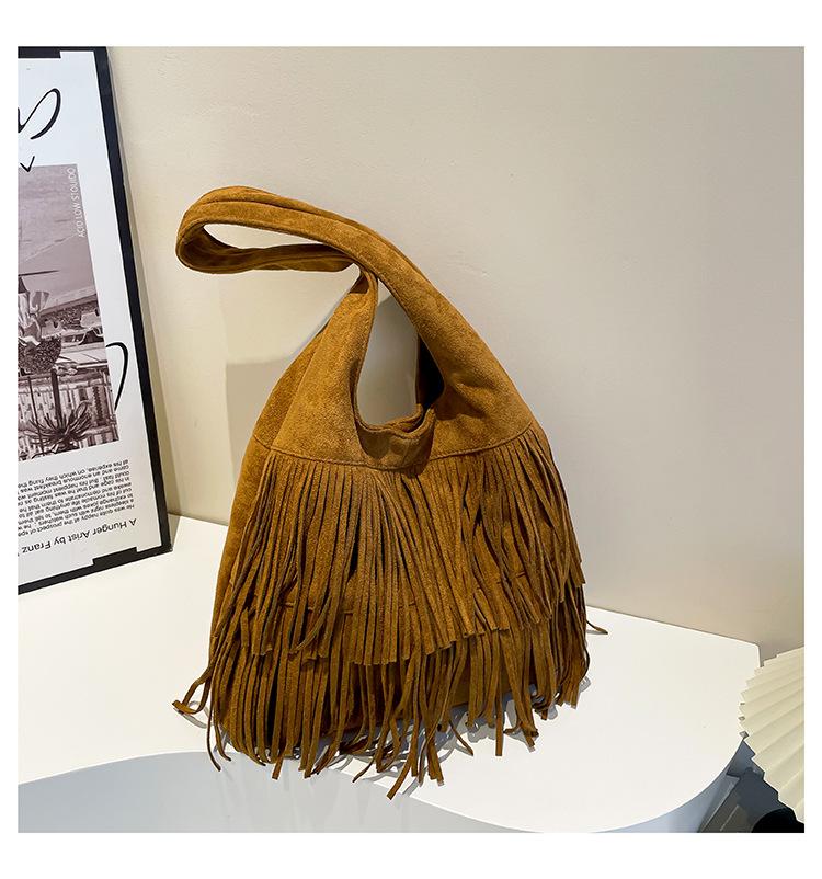 

Ретро кисточка большой емкости новинка 2024 года новая ретро популярная женская простая сумка через плечо подмышку тоут коричневый